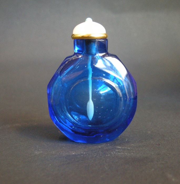 Glass saphir snuff bottle | MasterArt
